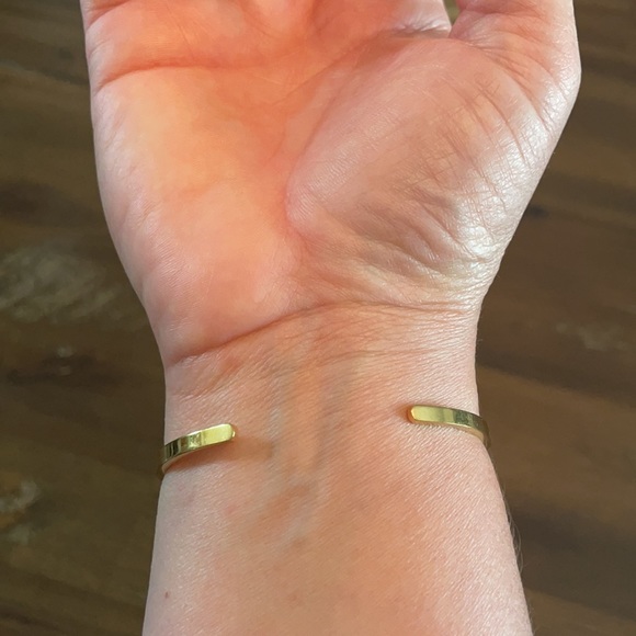 Adjustable and stackable MantraBand bangle in gold - Picture 2 of 2